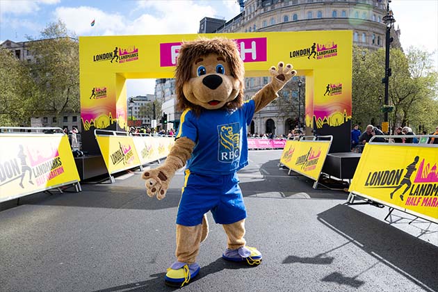 Image of Leo the Lion at the finish Line