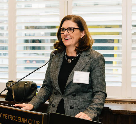 Patti Shugart, Managing Director and Global Head, Corporate Banking and Global Credit, welcoming students to Ladies who Lunch.